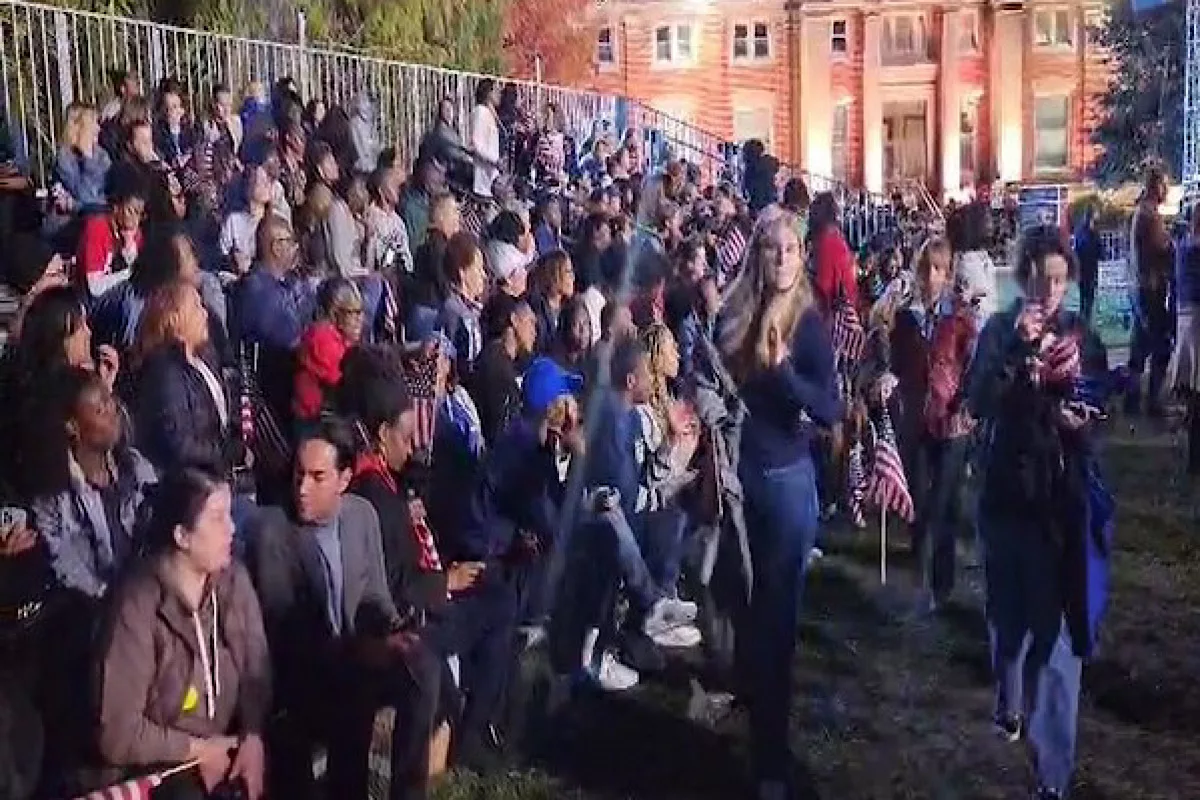 Washington DC: Students seen leaving event in support of Harris as poll projections come in