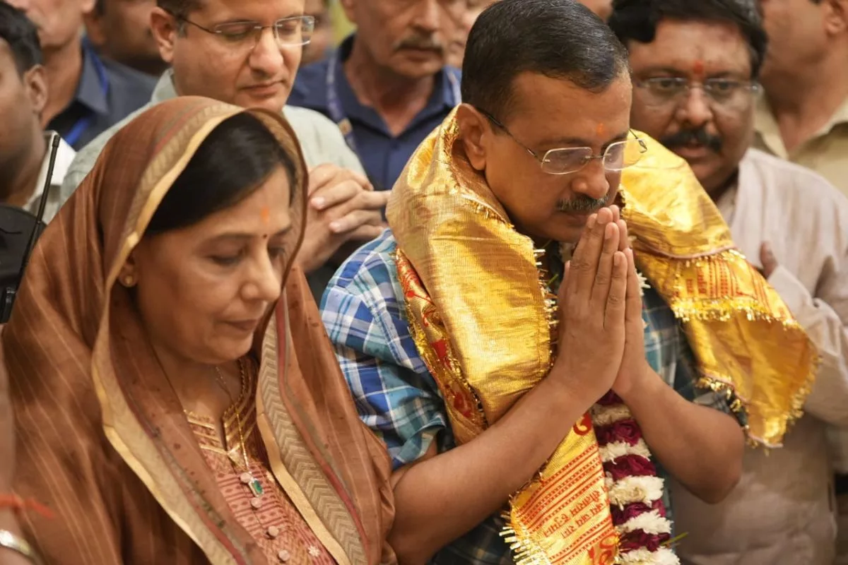 Kejriwal and his wife offer prayers at Hanuman Mandir in CP