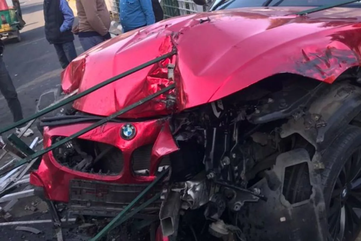 Speeding sports car crashes into divider at Delhi Gate