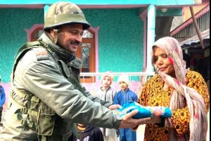 Indian Army gifts ‘pherans’ to residents of LoC in Kashmir as ‘Chillai Kalan’ sets in