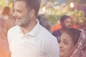 Rahul Gandhi visits Delhi vegetable market; women complain of surging prices | WATCH VIDEO