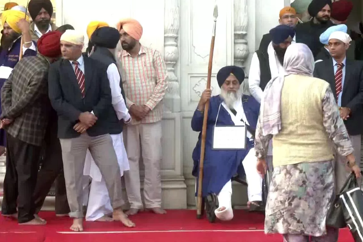 SAD chief Sukhbir Singh Badal, others undertake religious punishment at Golden Temple