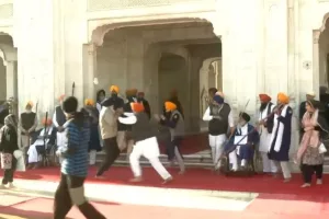 Gunman tries to shoot Sukhbir Singh Badal in Golden Temple | VIDEO