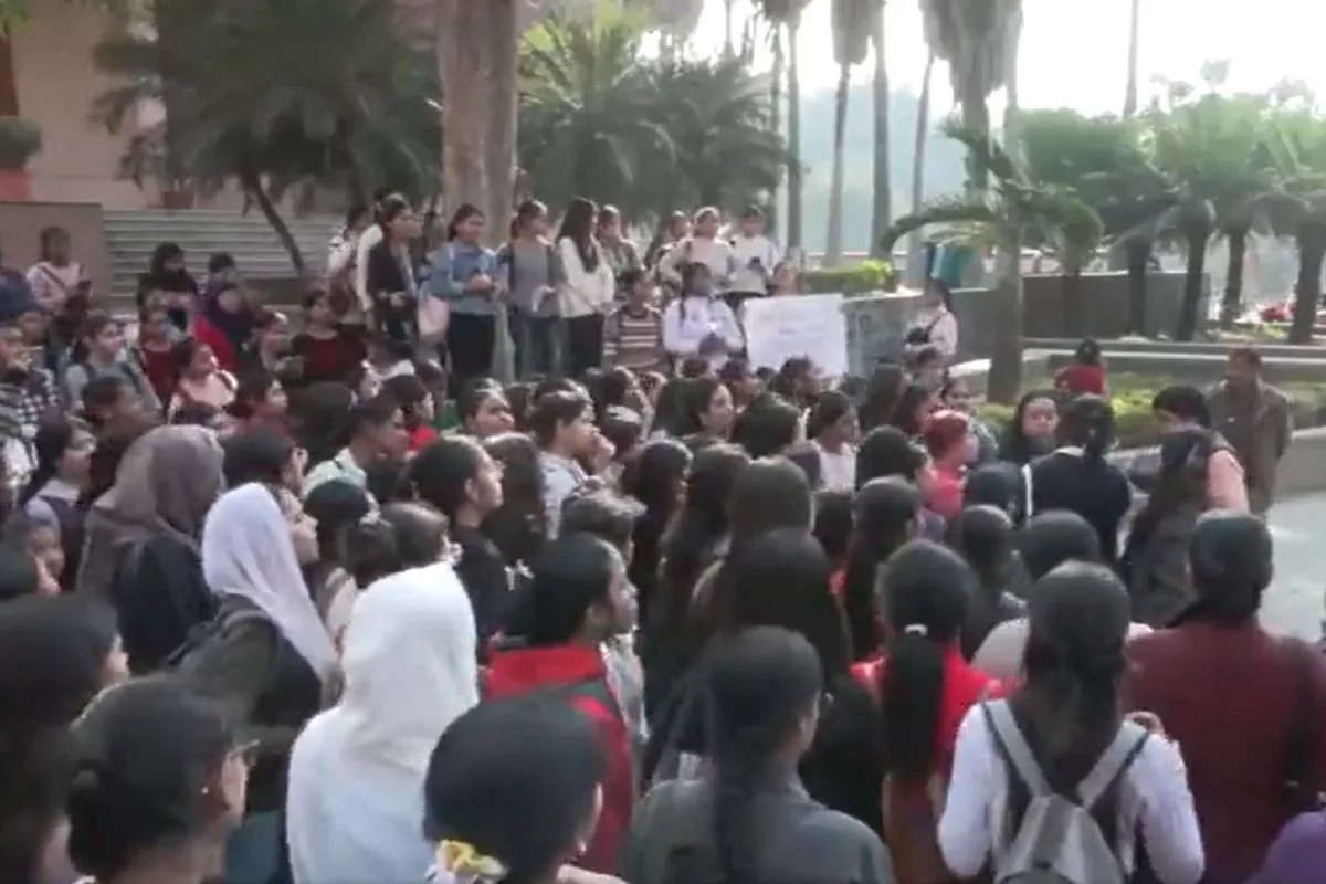 DU’s JMC students protest over discrepancy in exam results