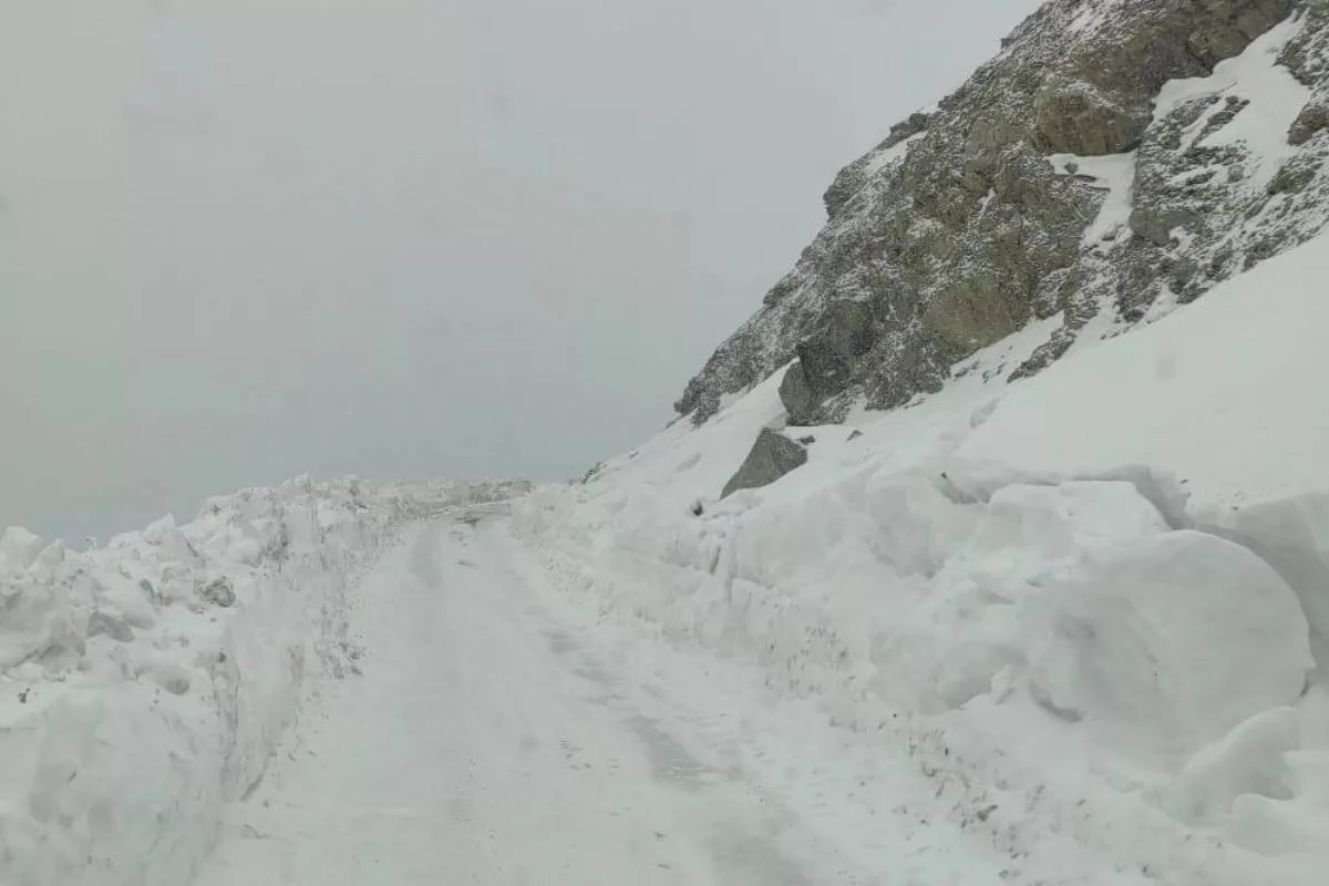 Vehicular movement stopped on 3 strategic roads in J&K due to snow