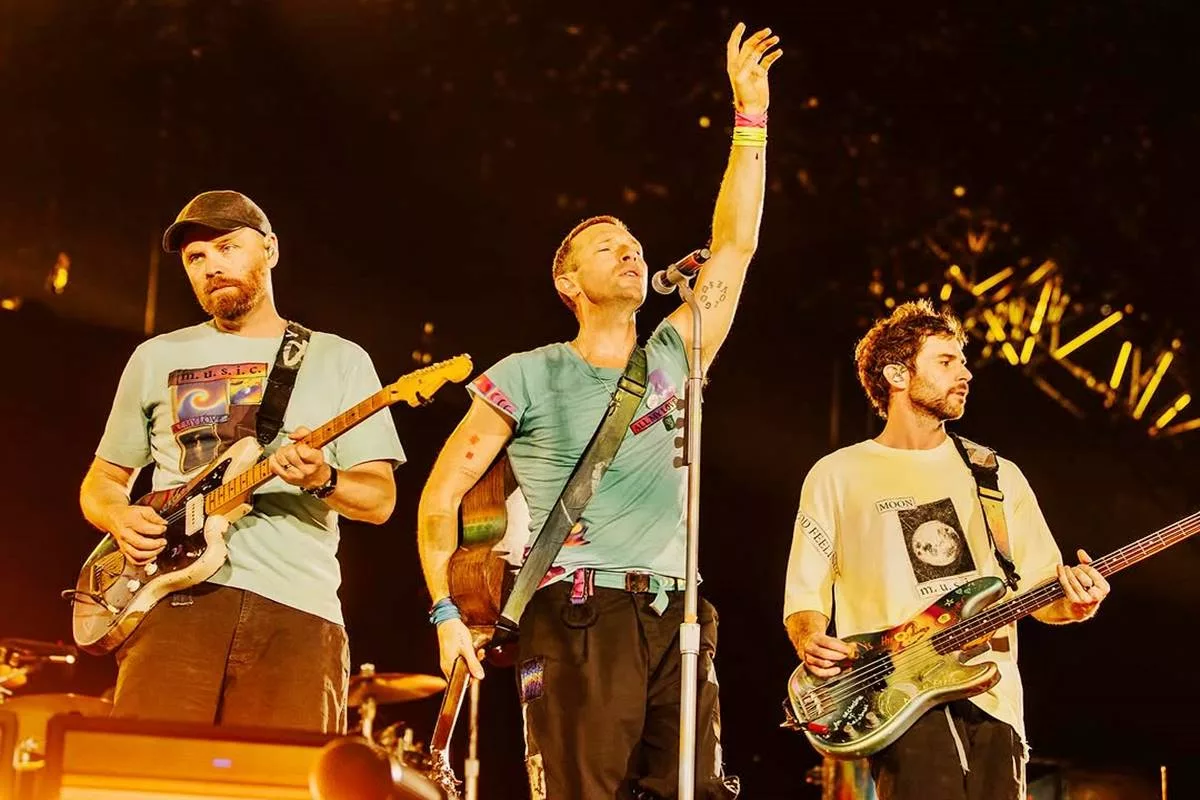 Chris Martin wows fans with “Vande Mataram” and “Maa Tujhhe Salaam” in Ahmedabad