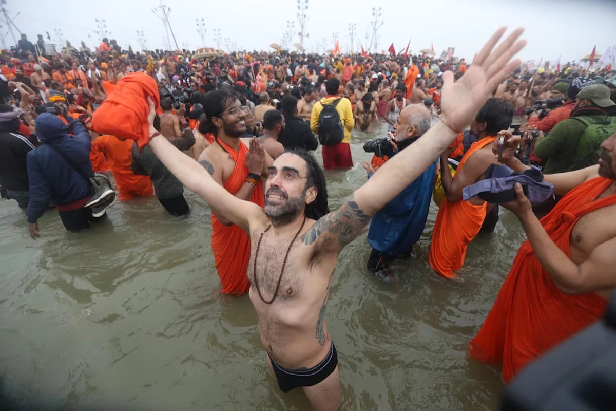 Foreigners chant ‘Bam Bam Bhole’, take holy dip at Sangam