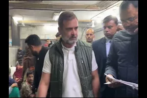 Delhi: Rahul Gandhi meets patients in AIIMS, listens to their problems