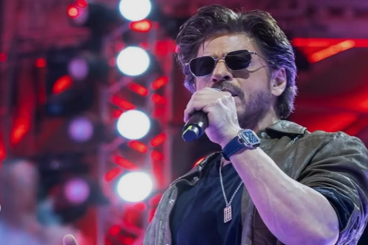 SRK has the most charming and witty replies as fans confess love in Dubai event