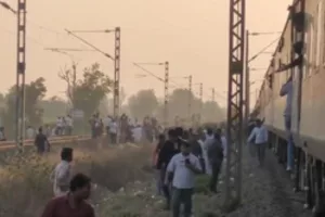 Jalgaon: 11 passengers mowed by Karnataka Express in bid to cross tracks