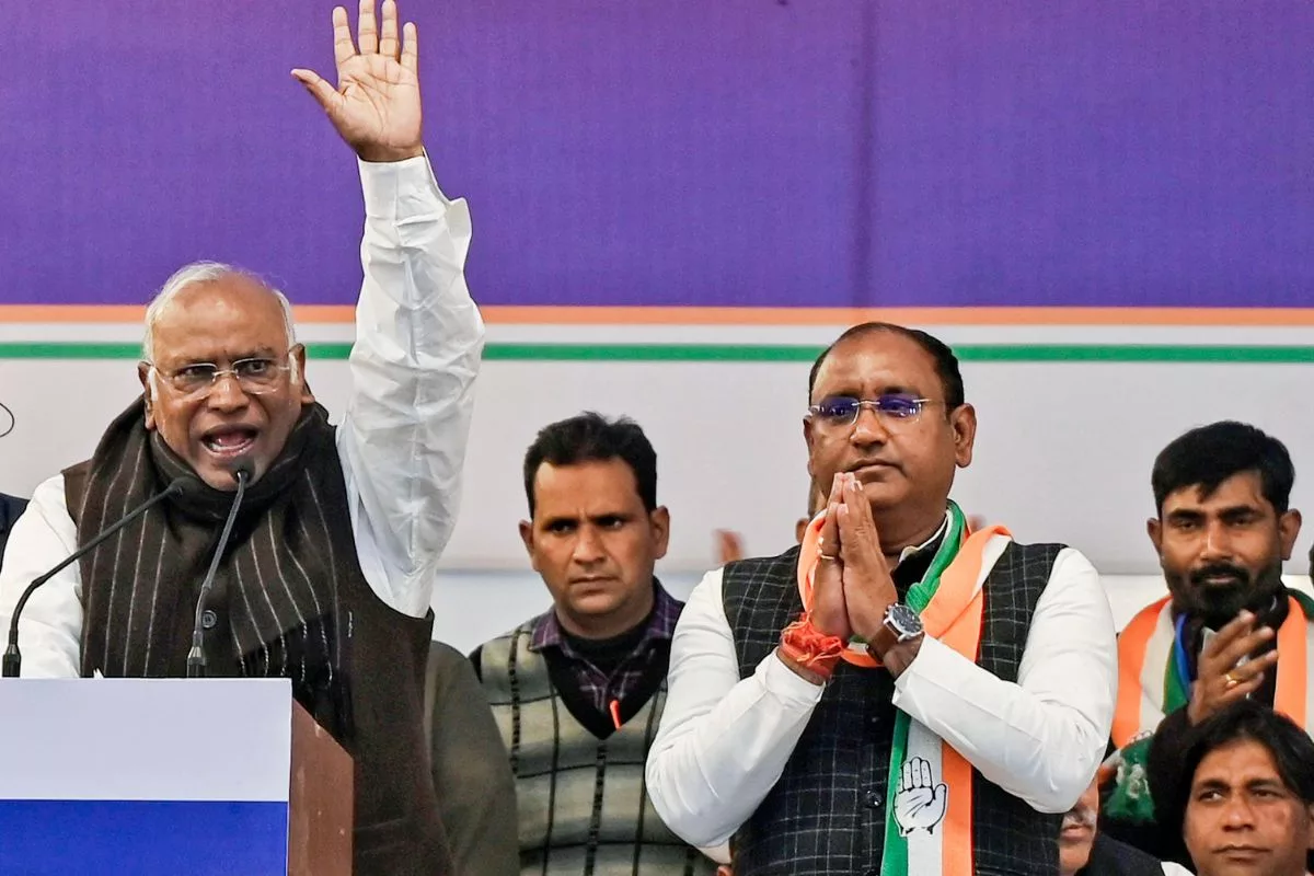 Modi and Kejriwal two sides of the same coin: Kharge