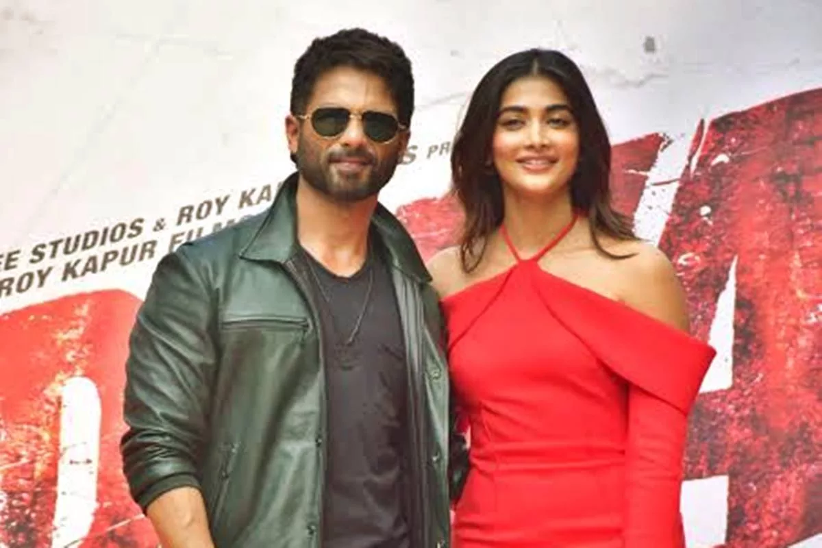 Shahid Kapoor & Pooja Hegde bring ‘Deva’ fever to Delhi college!