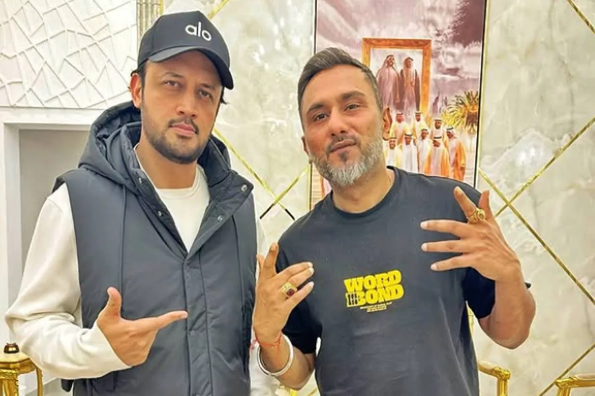 “Borderless brothers” Honey Singh and Atif Aslam strike a pose together