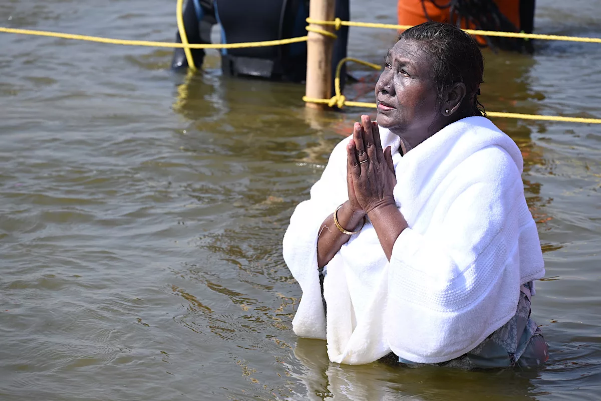 President takes sacred dip in Maha Kumbh, prays for nation’s peace and prosperity