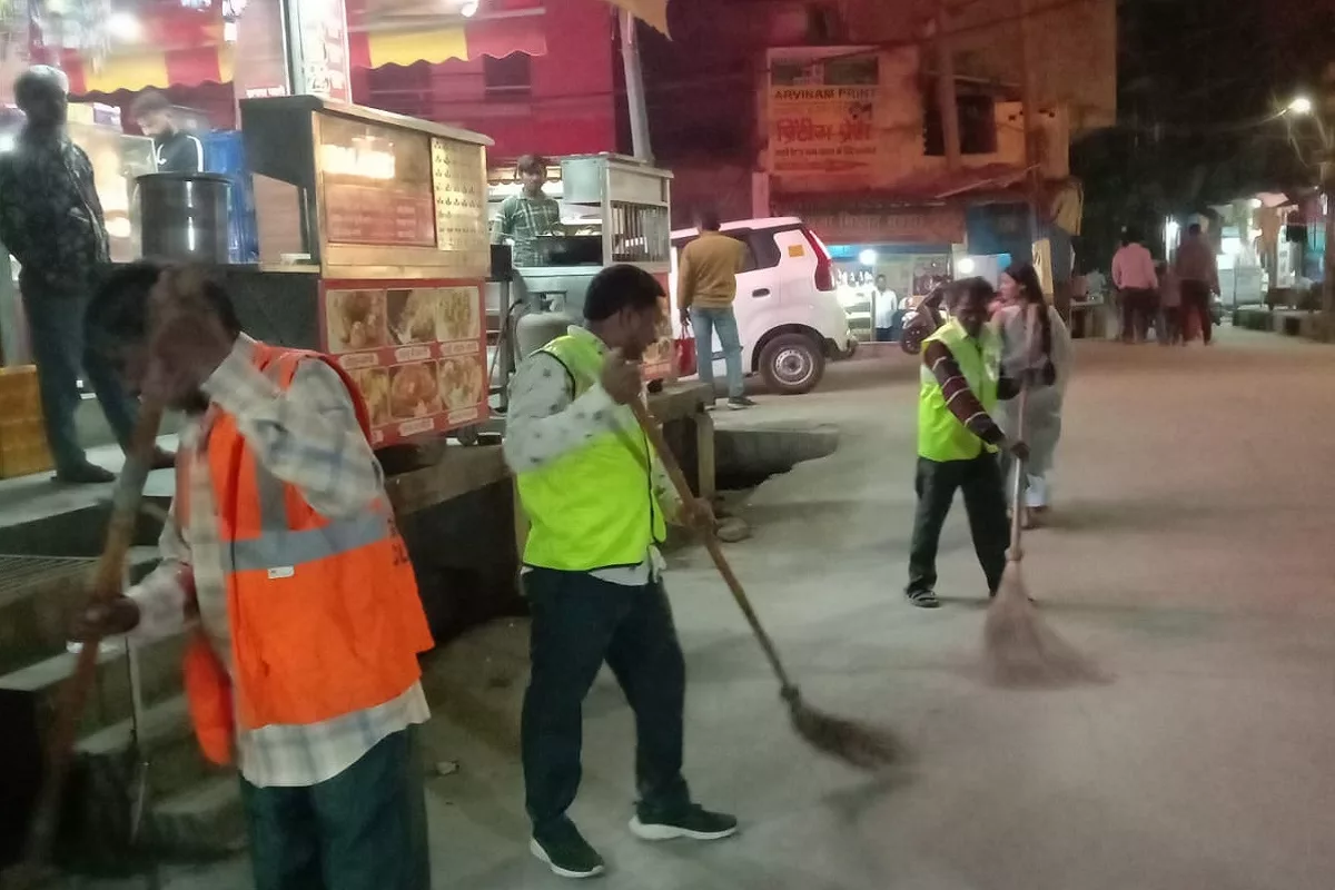 MCD launches night sweeping to make city’s markets litter, garbage-free