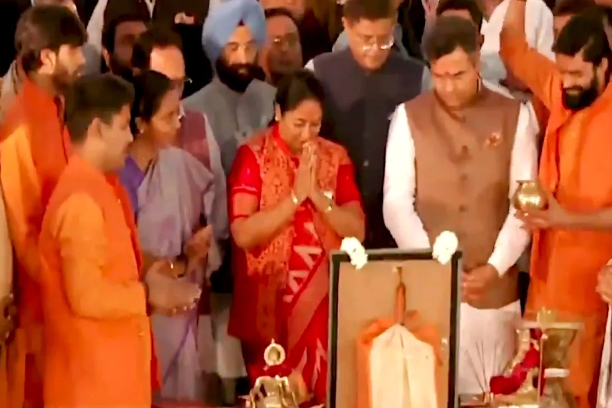 New CM Rekha Gupta performs ‘Yamuna Aarti’ with cabinet colleagues