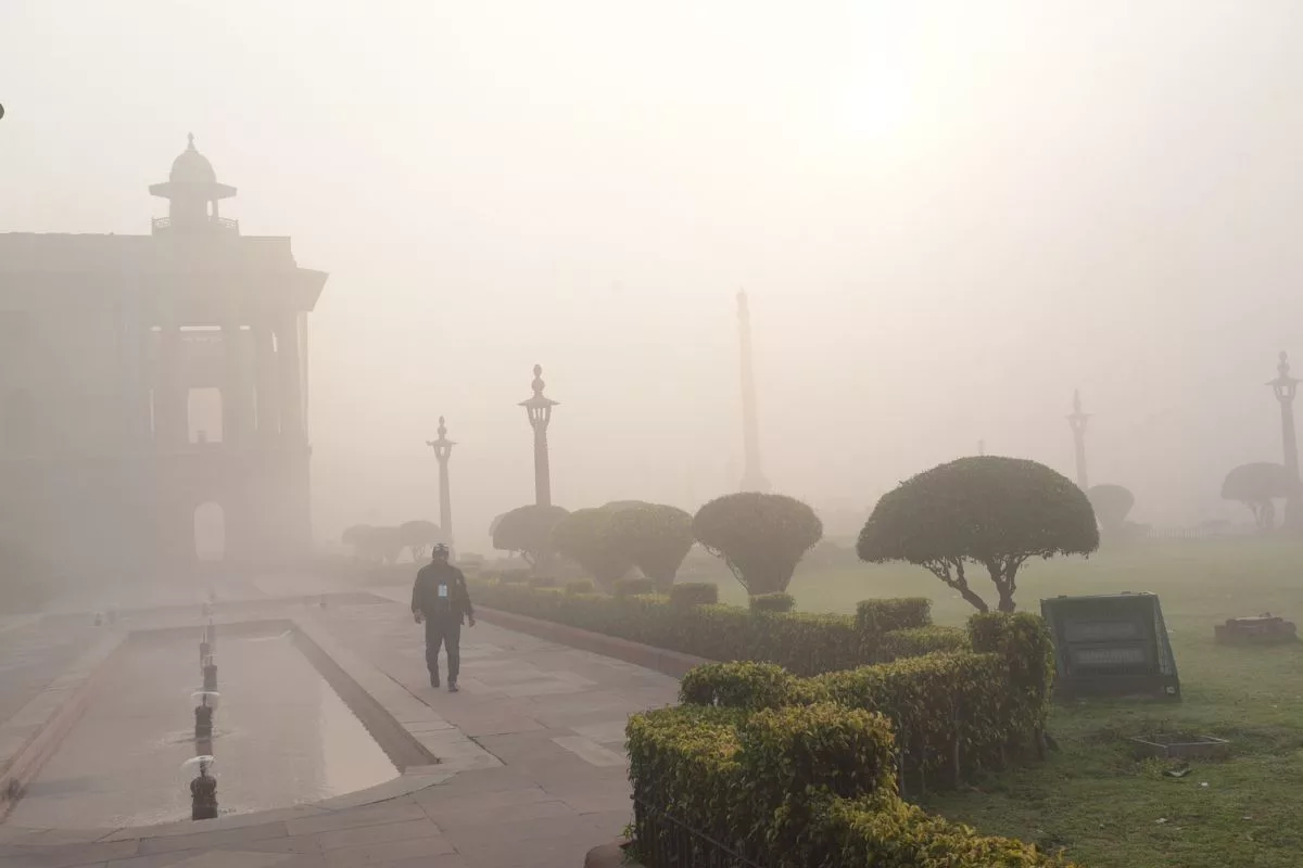 Dense fog returns to Delhi after 15 days, AQI remains ‘very poor’