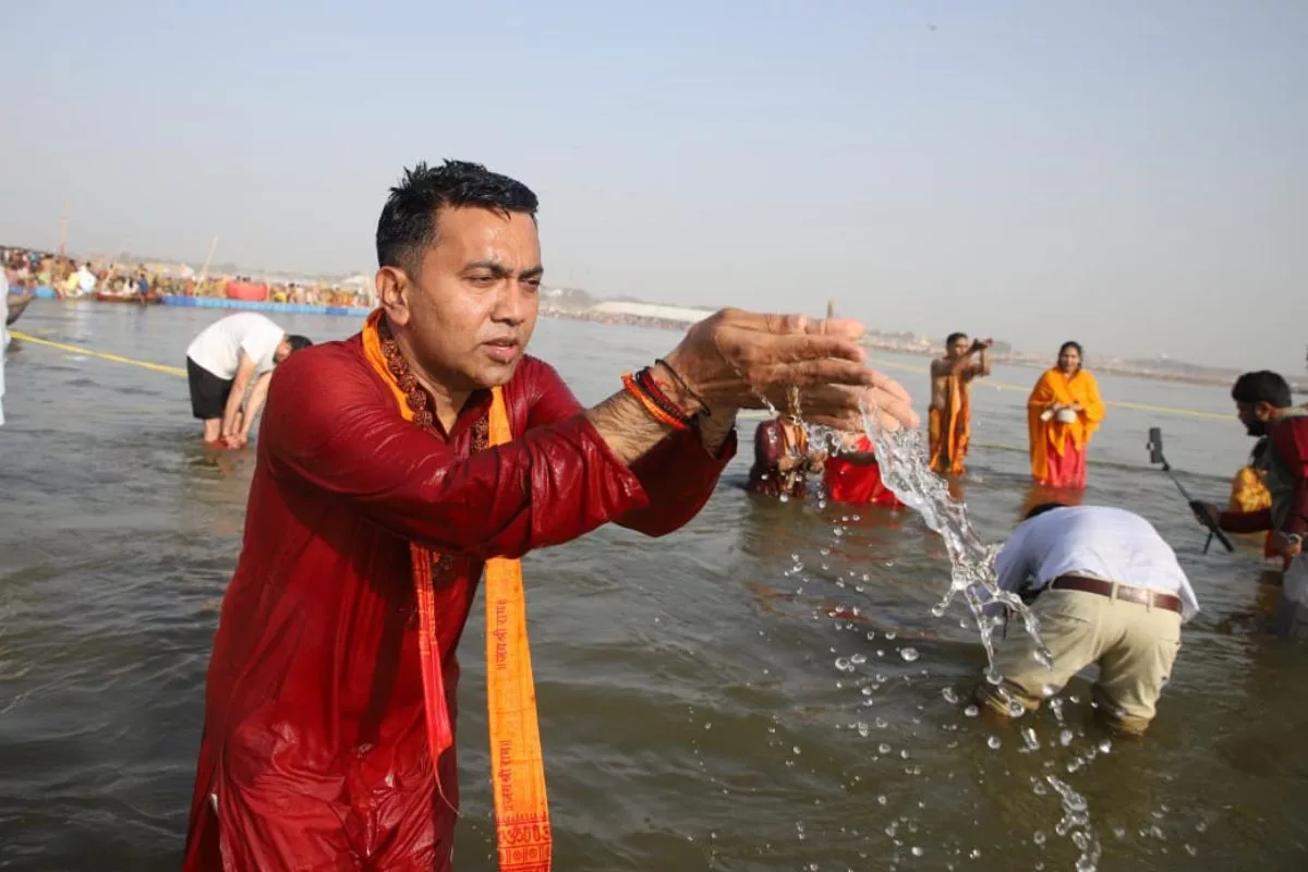 Goa CM and Cabinet take holy dip at Triveni Sangam