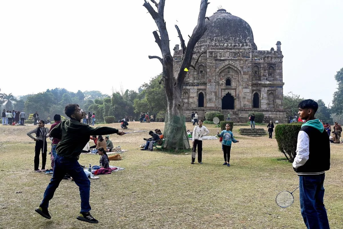 Delhi experiences change in weather with temperature at 28.6 °C