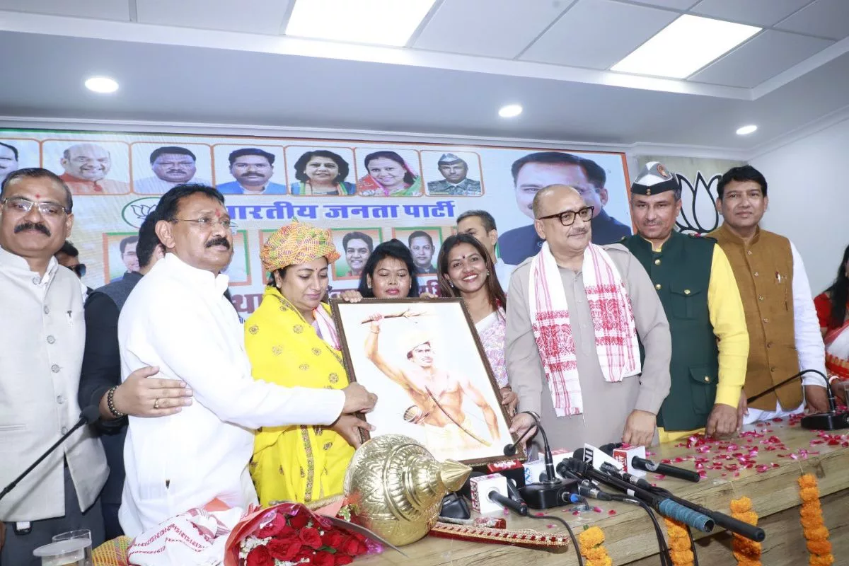 BJP’s ST Morcha felicitates CM Rekha Gupta, Sachdeva on Rajasthan Day