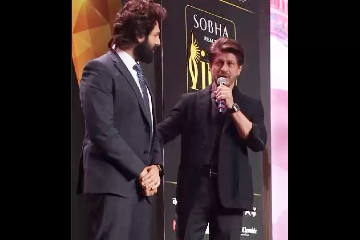 Shah Rukh Khan passes on the IIFA hosting mantle to Kartik Aaryan