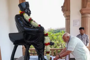 At RSS headquarters in Nagpur, PM hails it as ‘indestructible banyan tree’