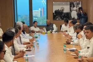 Kharge holds meeting with Bengal Congress unit