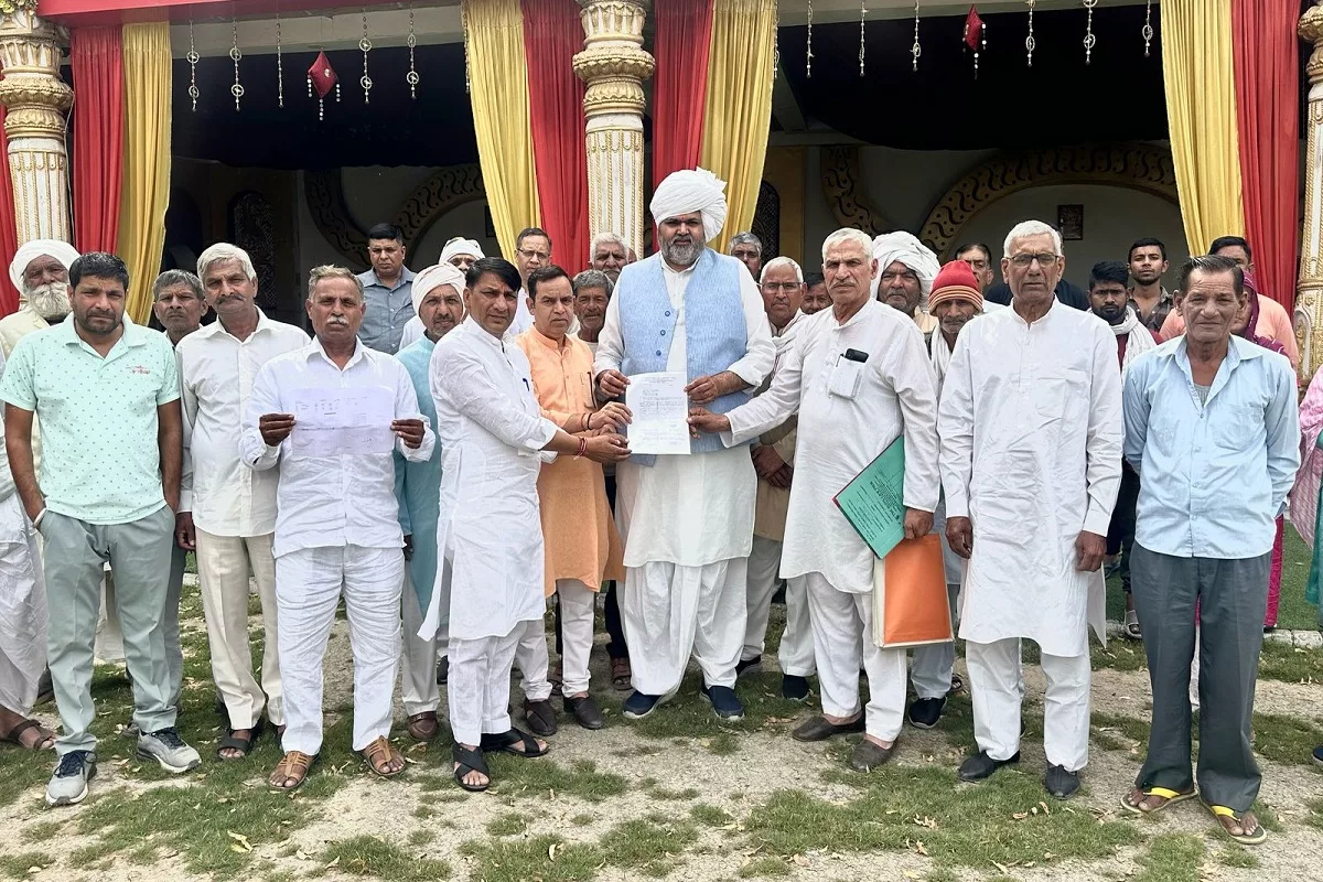 Panchayat on poor farmers’ issue held at Paprawat village; Solanki to urge Centre, state for action