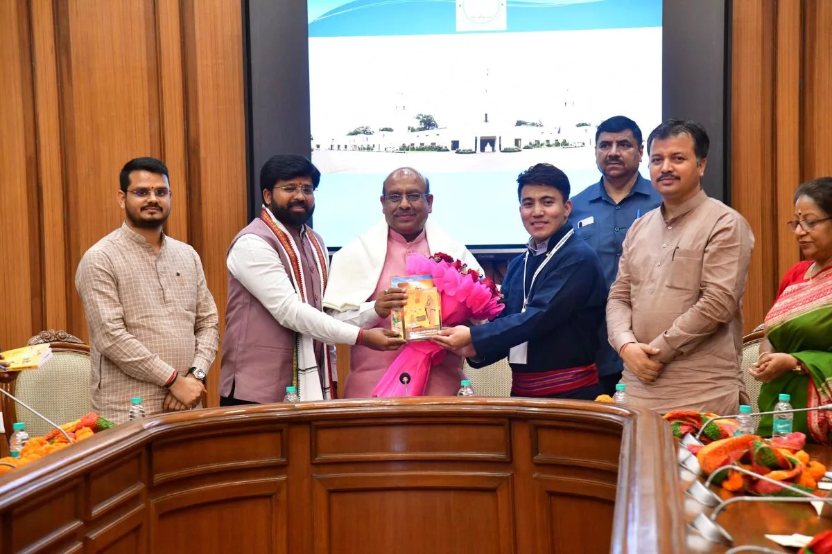 Delhi Speaker Vijender Gupta interacts with delegation of Ladakh students