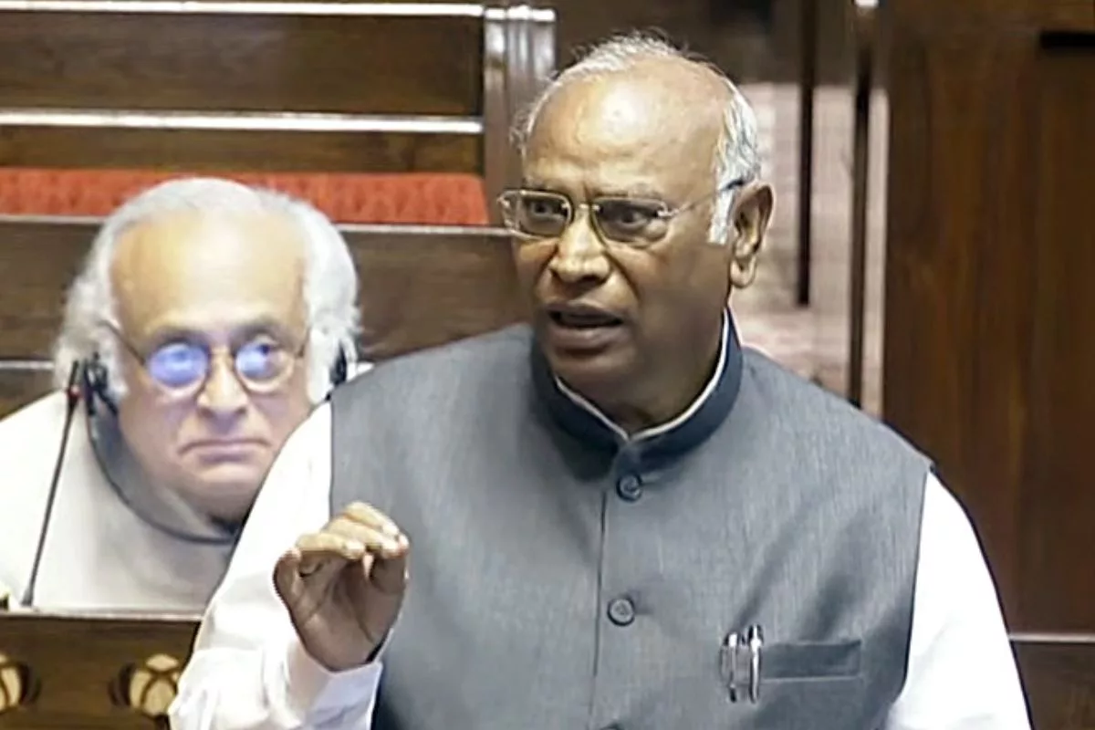 ‘Make in India’ giving importance to publicity rather than delivery: Kharge