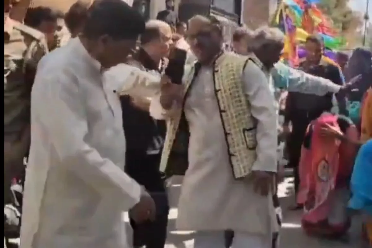Scuffle between 2 politicians in UP during funeral procession