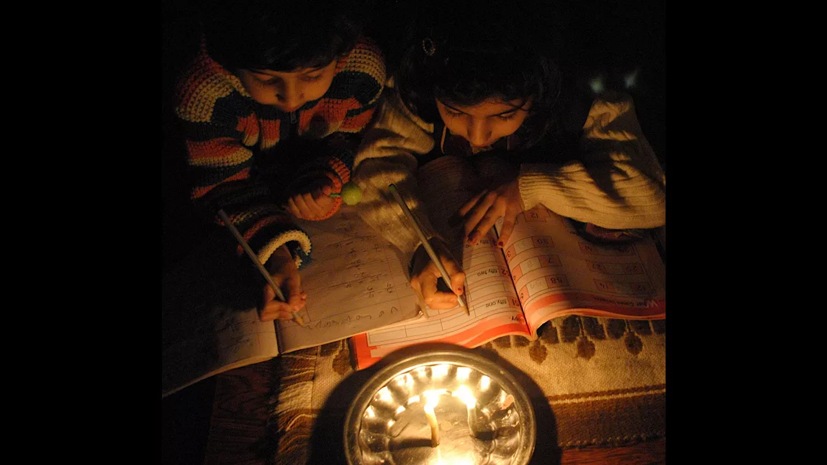 Pakistan PM announces major reduction in power prices
