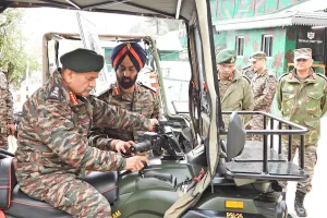 Army chief visits forward posts on LoC in North Kashmir, reviews security situation