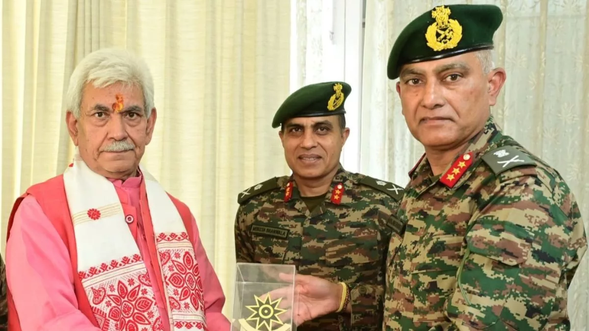 GOC Rising Star Corps briefs LG on anti-terrorist operations in Kathua